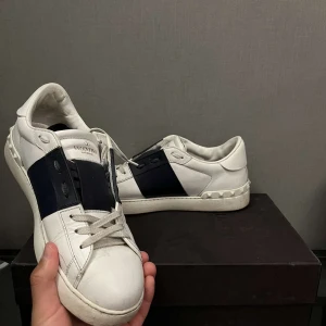 Valentino Open - Tjena! Säljer nu dessa extremt snygga Valentino Open skor  • Skick 8/10 • Storlek 41 1/2 men passar också 42/41 • Vårt pris : 2499kr • Hör gärna av er via pm vid frågor eller funderingar;