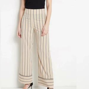 Lindex byxor - Hög midja & vida ben. Döljd dragkedja i sidan.  I nyskick, aldrig använts. Storlek 44.