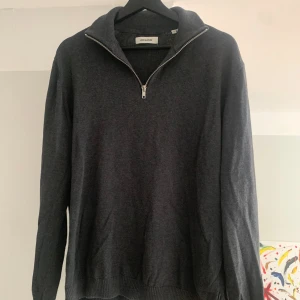 Jack & Jones, 1/4 Zip - Mörkgrå Jack & Jones Half Zip, strl M. Bra skick 200 kr