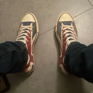 Converse skor - Höga skor från Converse med Englands flagga. Endast använda några gånger, gjorda för att se använda och vintage ut. Strl 43