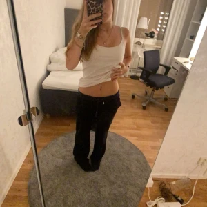  Mörkblåa Juicy couture byxor storlek M - Jätte bra skick ,knappt använda,storlek M i mörkblå ,köpte gör något åt sedan tyckte den var snygga men tyvärr va de inte min stil 