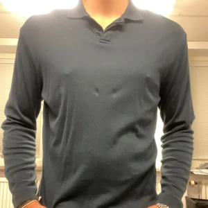 Mintgrön polotröja - Mintgrön polo Troja från Zara i gott skick. Storlek XL och är i en bomull och polyester mix.