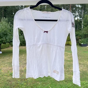 Odd Molly-tröja - En långärmad vit Odd Molly-tröja. Inköpt för flera år sedan men endast använd max 5 gånger. Tunn och skön i materialet 🥰  Sparsamt använd!  Längd: 51 cm Axel: 32 cm Midja: 65 c