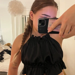 Topp - Svart silkes topp från GinaTricot Storlek 38 men funkar nog 36 också Justerbar i snörena baktill Öppen i ryggen Använd 1 gång