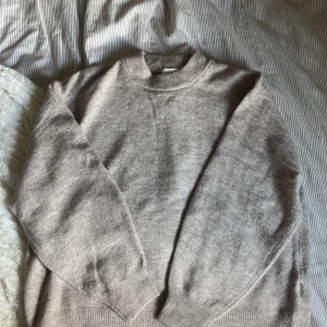 Beige stickad tröja från H&M - Säljer en supermysig beige stickad tröja från H&M. Aldrig använd! Storlek M!