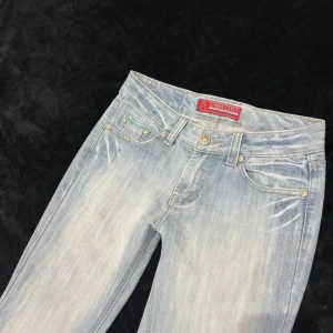 lågmidjade bootcut jeans  - säljer dessa skit snygga lågmidjade bootcut jeans💞 har för många drf säljer jag dem. OBS! pris kan diskuteras 