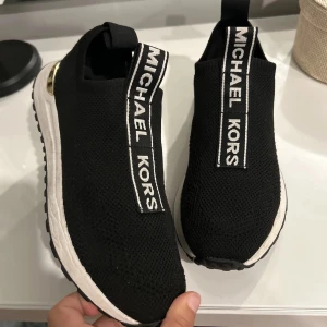 Michael kors skor - Michael kors skor köpta förra vintern. Knappt använda. Påse och kartong medföljer. Stolek 36 men funkar också bra för stolek 37. Passar båda! Skriv ifall ni undrar något.💕