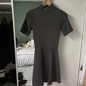 Klänning  - Hej säljer denna klänningen för att den har blivit lite liten. Den har en byte liten defekt på framsidan men syns knappt  Skick 7/10 