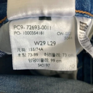 Levis Ribcage Straight - Levis tjejmodell Ribcage Straight, knappgylf, stl 29/29. Fint använt skick, ngt slitet insida lår.