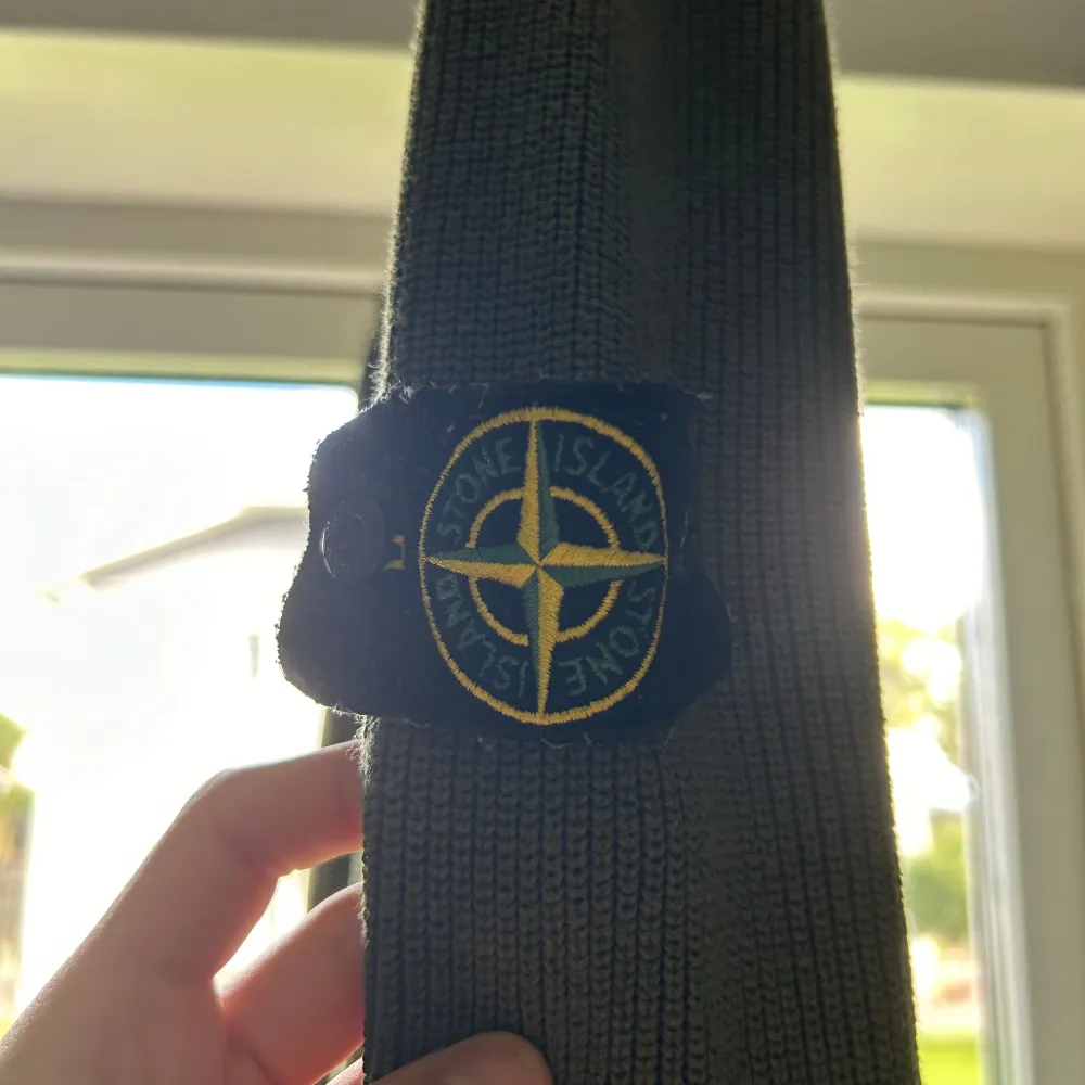 En perfekt stone island tröja i stickat. Perfekt nu när hösten är runt hörnet. Knappt använt tröjan, endast några enstaka gånger tills den blev för stor på mig. Därav säljer jag tröjan.  Nypris 3000kr Mitt pris 499kr. Mer info eller bilder kontakta.. Tröjor & Koftor.