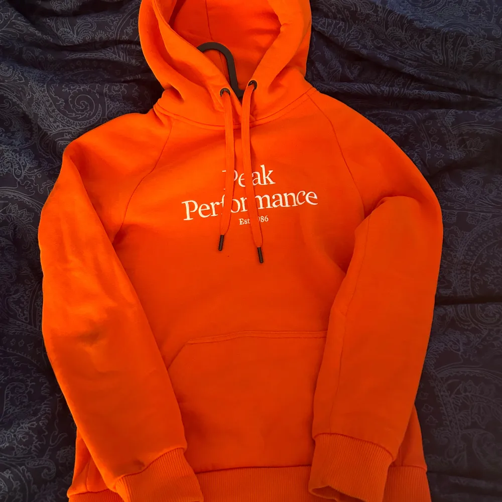 Peak hoodie i superfint skick, säljes eftersom den ej kommit till användning. Skulle säga att färgen är lite missvisande då den är mer röd i verkligheten💞. Hoodies.