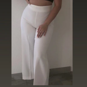 Vita byxor  - Vita byxor med dragkedja vid midjan från zara, tajta upptill. 