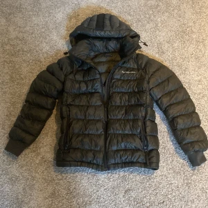 Peak performance jacka - En nice peak performance jacka som bra skick 9/10 är bra för lite kallare väder perfekt för hösten och vintern,kan diskutera pris 