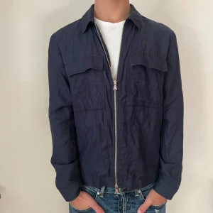 J.Lindeberg overshirt - Säljer en sjukt snygg marinblå overshirt till grymt pris från J.Lindeberg. Cond 9/10 endast lite skrynklig som enkelt går att fixa🙌 Nypris:3800