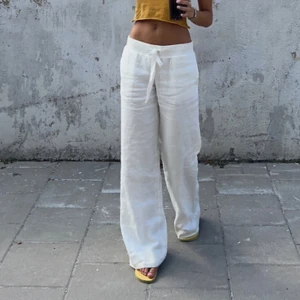 Linnebyxor från Alobha - Oanvända ”EVERYDAY LINEN PANTS” utan prislapp från Alobha i storlek XL. Nypris 900kr