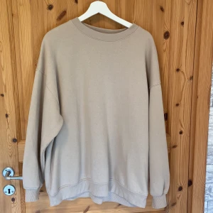 Sweatshirt från Zara - Riktigt mysig sweatshirt från Zara, den är använd och har tyvärr en liten fläck längst ner på armen, där av priset🙃😊