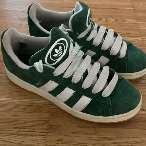 Adidas campus 00 - Säljer dessa gröna adidas campus. De är inte speciellt använda och köpte dom i mars 2024 för 1400. Kan tänka mig gå ner i pris lite om det går smidigt.