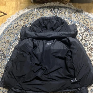 Trapstar shooters jacka  - Säljer nu min svarta trapstar jacka, den är 9 månader gammal, QR-koden funkar och reflekten som ni kan se på bilden men kvitto finns ej kvar, nypris 4000kr men efter som den har ett hål i armhålan (bild 4, sybart) så har jag sänkt priset till 1100kr 