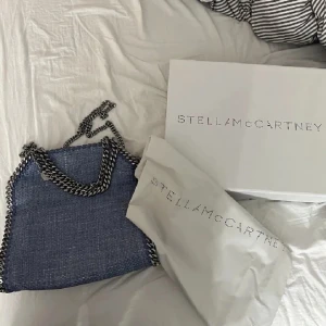 Stella McCartney väska - Äkta väska från Stella McCartney, använd men välomhändertagen! Kvitto/orderbekräftelse, box och dustbag finns!🩵🩵