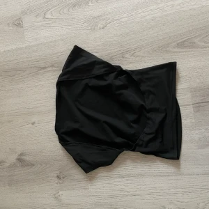 Svart T-shirt med öppen rygg - Aldrig använd