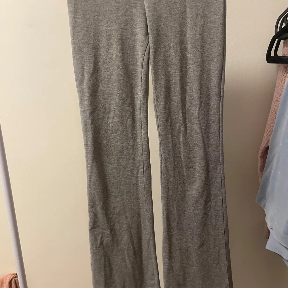  Dessa jättefina gråa yoga pants är knappt använda och är jättebra skick de är i storlek 146 / 152 . Jeans & Byxor.