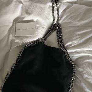 Intressekoll på min Stella mccartney väska i modellen falabella mini tote. Väskan är nästintill oanvänd därav i fint skick, endast två fläckar på insidan av väskan men inget som synd vid användning. Nypris 10.180kr kan tänka mig ca 5000