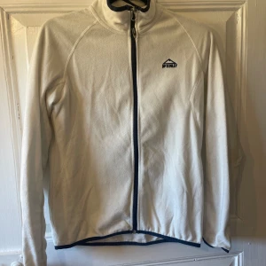 Fleece  - Den är i bra skick, inte använd speciellt mycket. Den är ganska tunn och passar bra när det inte är jätte kallt eller man vill ha lager på lager 