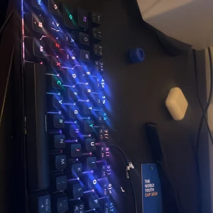 Gaming keyboard  - Hej. Nu säljer jag mitt gaming keyboard! Då det inte kommer till användning längre och behöver pengarna till nåt annat, det funkar bra flera färger finns och lägen. Låter väldigt fint och funkar toppen mus och musmatta Finns också 