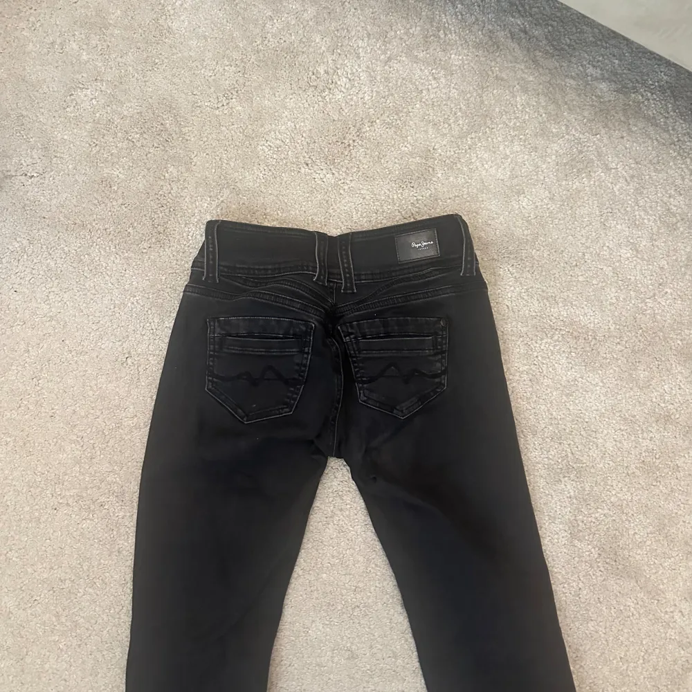 Säljer dessa snygga svarta Pepe jeans i storleken 25/32 då jag inte använder de längre. Jeans & Byxor.