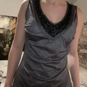 Vero Moda grå topp - En jättesnygg vero Moda topp med smycke runt halslinjen. I använt skick.  Storlek M.  Skriv för mer info!☺️