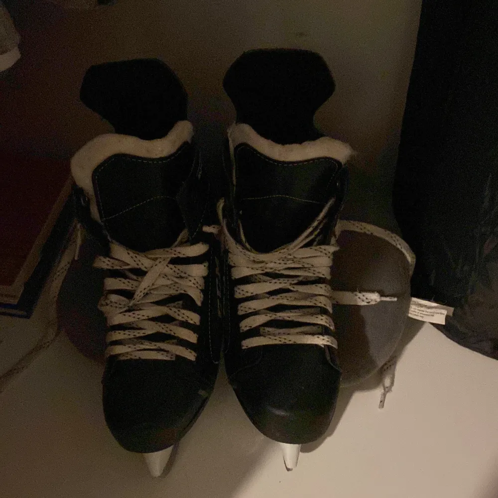 Säljer mina gamla skridskor som jag växte ur för år sedan. De är för hockey och bladskydd finns. Kengät.