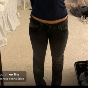 Svarta Pepe Jeans  - Säljer dessa slutsålda jeans i storlek 27x30  då de inte längre kommer till användning. Använda 5 ggr.💕 Köpte för 700