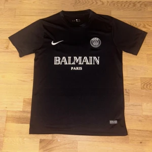 Balmain x PSG Fotbollströja - Säljer en svart PSG-tröja i samarbete med Balmain Paris i storlek M. Den är i väldigt bra skick och har bara använts ett par gånger under året. Kan skickas omgående!   Tveka inte att höra av er för mer information/bilder om tröjan! 🙏🏼⭐️ 