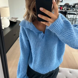 Stickad tröja Gina Tricot - En blå stickad tröja från Gina tricot med v-ringad krage. Nyskick och använd typ 3 gånger. Väldigt skönt material och den sticks inte när man har på sig den🤩💙