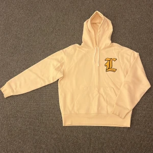 Lacoste live hoodie - beige - Bra skick, använd några få gånger några månader sedan.  Original pris: ca 2500kr Mitt pris: 900kr Hoodien är lite oversized. Unisex Fin kvalite  Storlek: Medium 