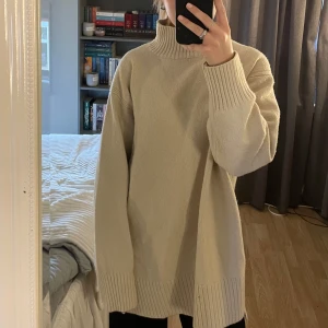 Beige stickad tröja  - Beige stickad tröja med polokrage och slits på sidan från H&M i storlek M. 