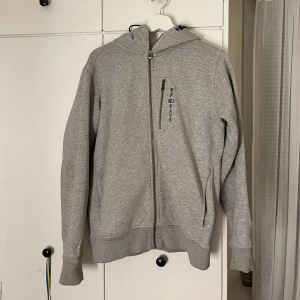 Sail racing hoodie  - En Sail racing hoodie i storlek S. Nypris är 1500 kr och jag säljer den för 1000 kr. Om man vill diskutera priset är det bara att skriva  till mig . 
