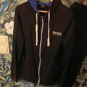 Hugo Boss dress - Säljer en fin Hugo boss dress. Strl: M Skick: Lite slitna snören på byxorna men annars fantastiskt skick. Mer info i pm!