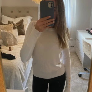 Vit tröja med detaljer på ärmarna  - En super fin vit tröja med guld detaljer på armarna, denna är knappt använd och i bra skick, tröjan är från Zara (säljer en sånhär i svart med) OBS pris kan diskuteras💕