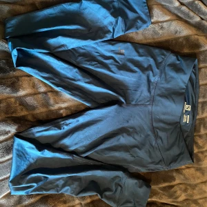 Träningsbyxor - Superfina träningstajts från Salomon! Använt några gånger och är i fint skick