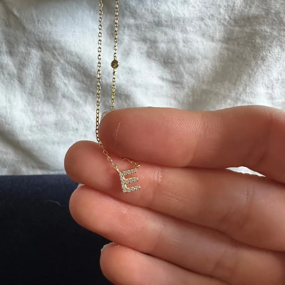 Säljer ett jätte fint bokstavshalsband i guld💕 halsbandet är i 925 sterling silver . Accessoarer.