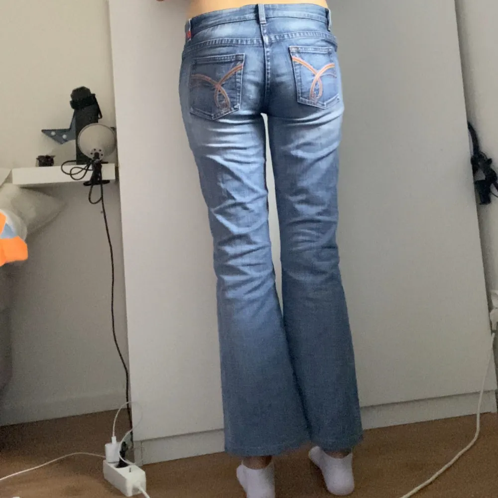 Lågmidjade esprit jeans som köptes second hand för 350kr, säljs då dom är för korta Innerbenslängden: ca 70cm Midjemått tvärs över: ca 37cm. Jeans & Byxor.