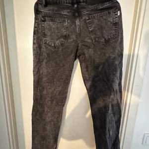 Säljer ett par snygga grå jeans från Woodbird i storlek 27/32. De har en cool, Perfekta för en avslappnad stil med en touch av edge. Passar både till vardags och fest! Nypris ligger på 1100kr.