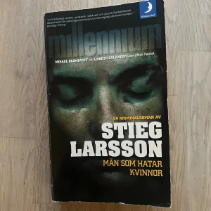 Bok - män som hatar kvinnor - Säljer klassikern ”män som hatar kvinnor” av Steig Larsson. Bra bok och säljs då jag har 2 av samma. Lite sliten på utsidan men insidan är hel!😊