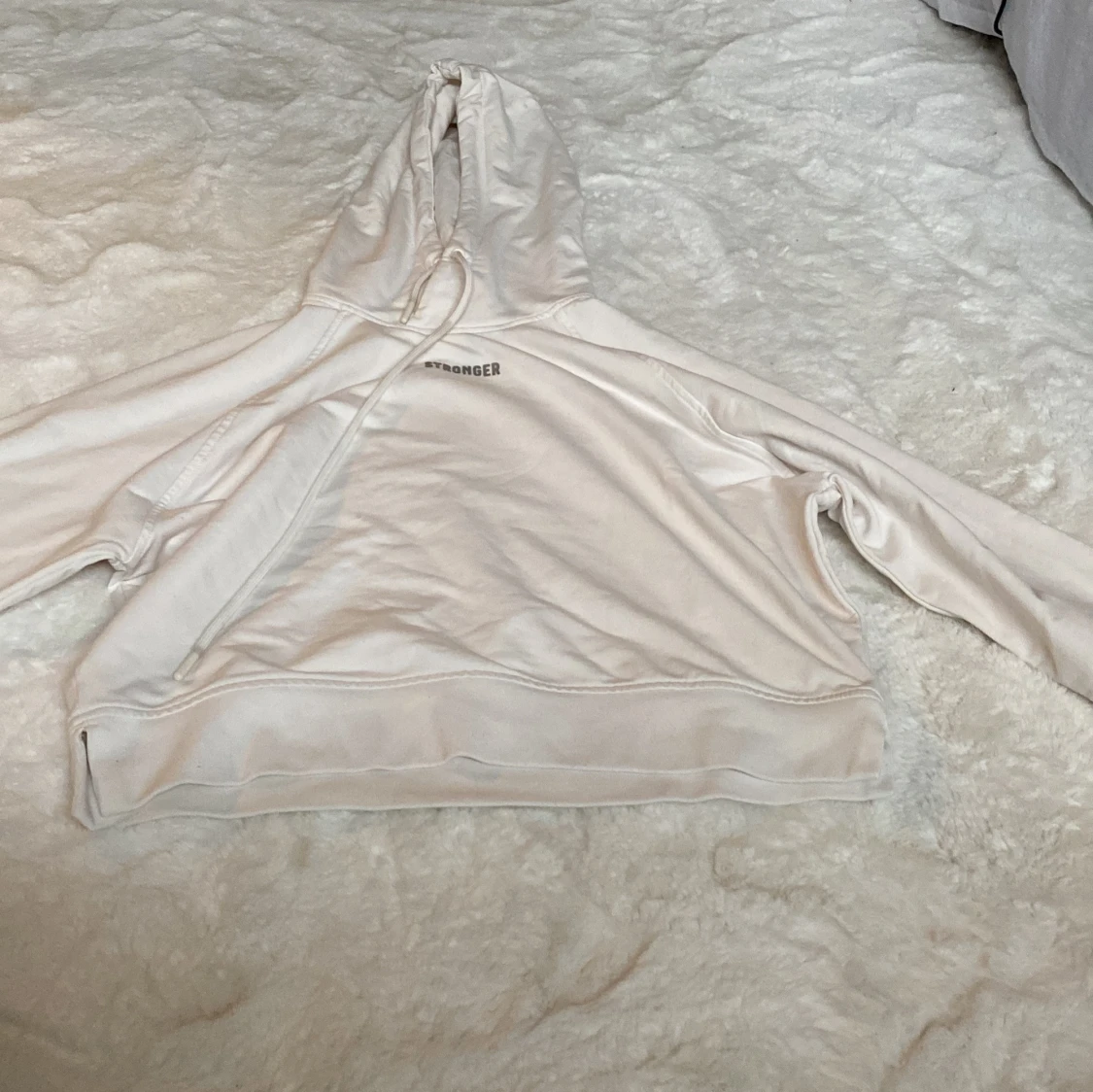 Vit hoodie från Stronger