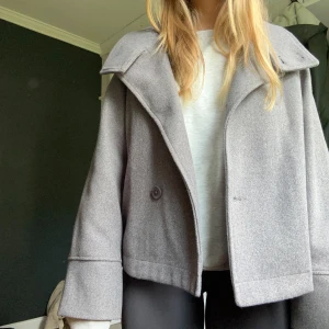 Grå kappa - Fin grå kappa, perfekt till hösten!💝