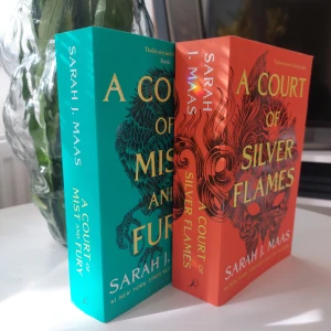 Sarah J Maas - ACOMAF & ACOSAF - Andra och femte delen av Sarah J Maas ACOTAR serien! Båda böcker är i nyskick eftersom jag läste de som eböcker istället. Nu söker de ett nytt hem, 195kr för båda tillsammans! 