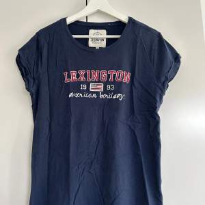 T-shirt från Lexington. Stl S. Något större i storleken. Använd ett fåtal gånger men i fint skick. 