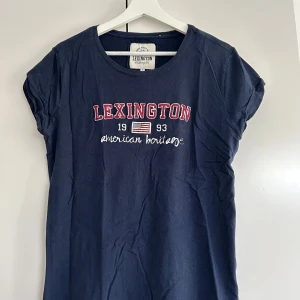 Lexington T-shirt  - T-shirt från Lexington. Stl S. Något större i storleken. Använd ett fåtal gånger men i fint skick. 