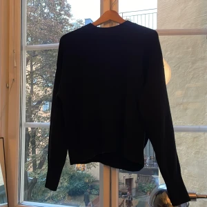 En stickad tröja - Den här tröjan är jätte skön och så så gosig jag vill verkligen ha den in min storlek men den är för stor ❤️❤️